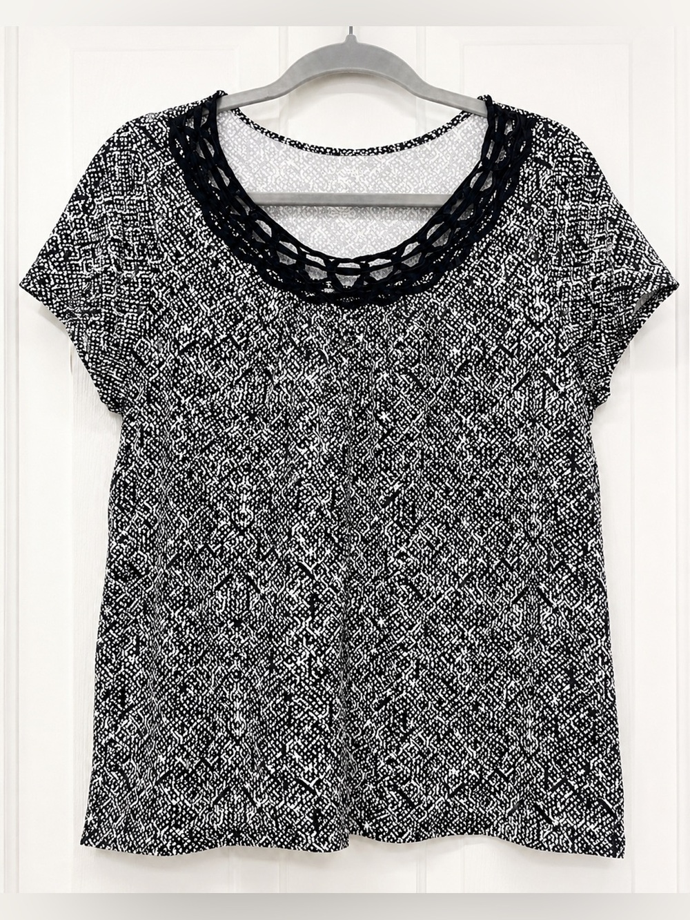 ☀️2/$20 St. John's Bay Black & White Graphic Short Sleeve Blouse Crochet Neck